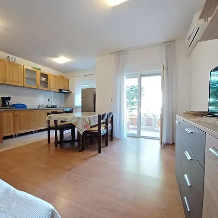 Apartment Ryanair's Summer Vacation Near The