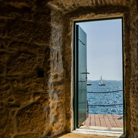 September 2025 Near The Apartment